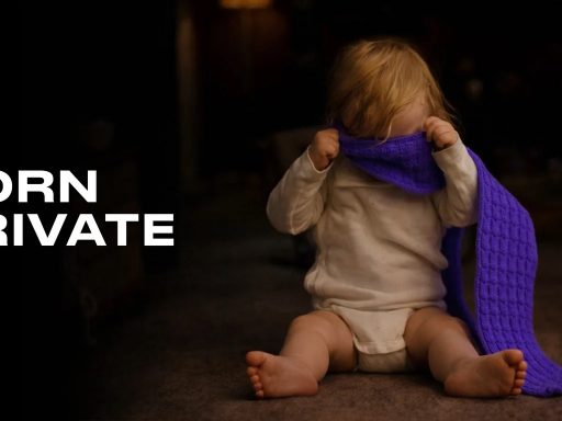 Bébé avec une couverture violette