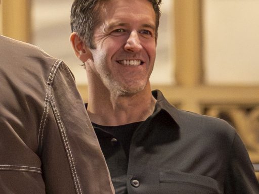 John Ternus, SVP Hardware Engineering d'Apple et pressenti comme futur CEO, lors du kickoff du 50e anniversaire d'Apple au Grand Central Terminal de New York, le 13 mars 2026.