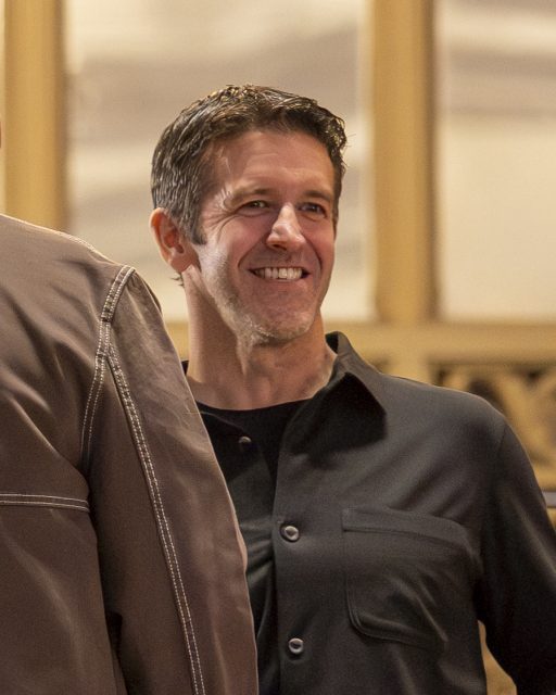 John Ternus, SVP Hardware Engineering d'Apple et pressenti comme futur CEO, lors du kickoff du 50e anniversaire d'Apple au Grand Central Terminal de New York, le 13 mars 2026.