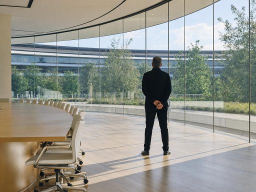 Homme dans salle de réunion vitrée moderne