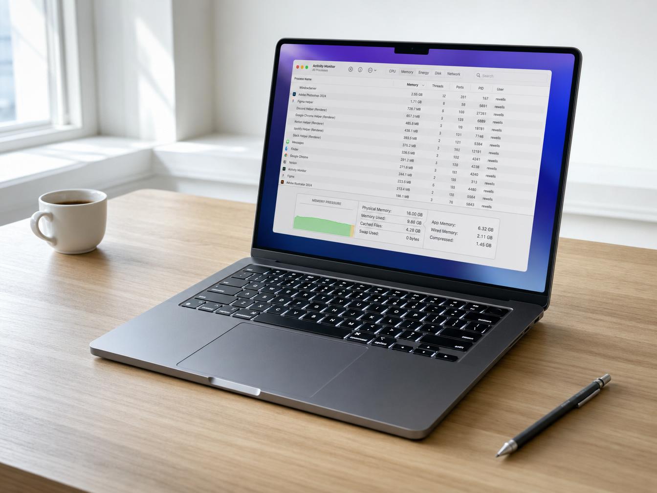 MacBook ouvert sur un bureau épuré avec Activity Monitor visible à l'écran
