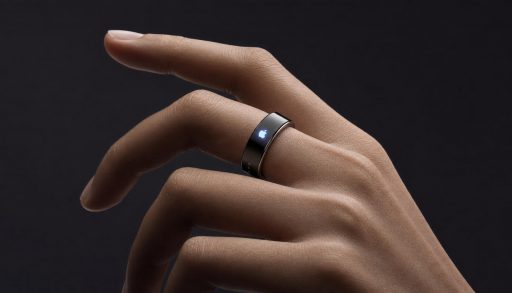 Main portant une bague connectée Apple Ring avec logo Apple