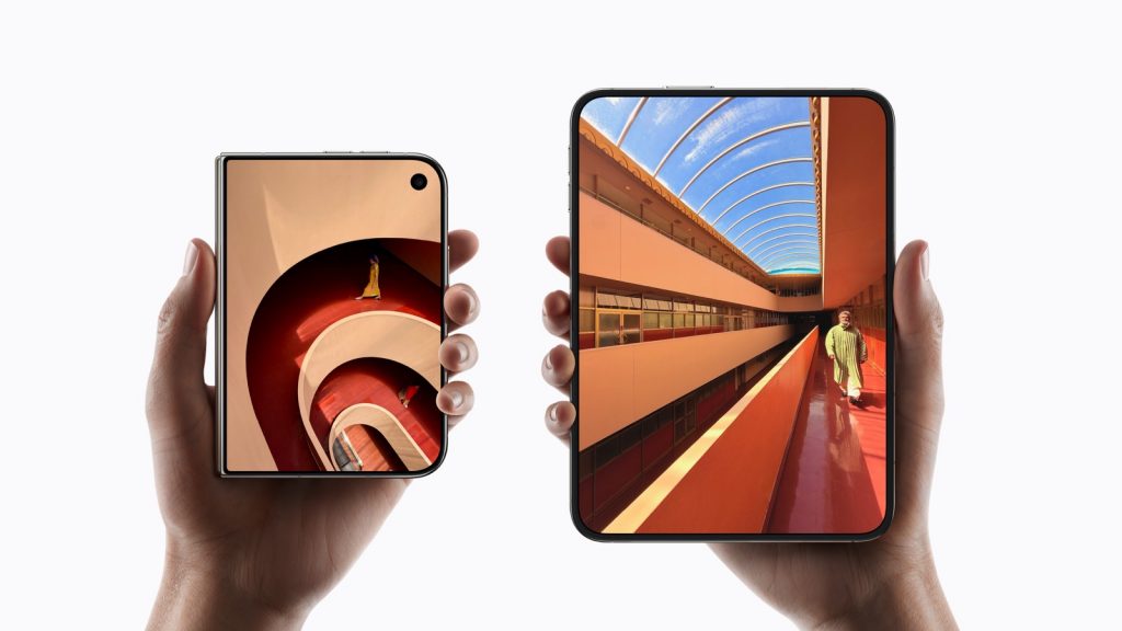 iPhone Duo plié et déplié tenu en main, comparaison des deux formats d'écran