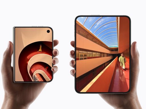 iPhone Duo plié et déplié tenu en main, comparaison des deux formats d'écran