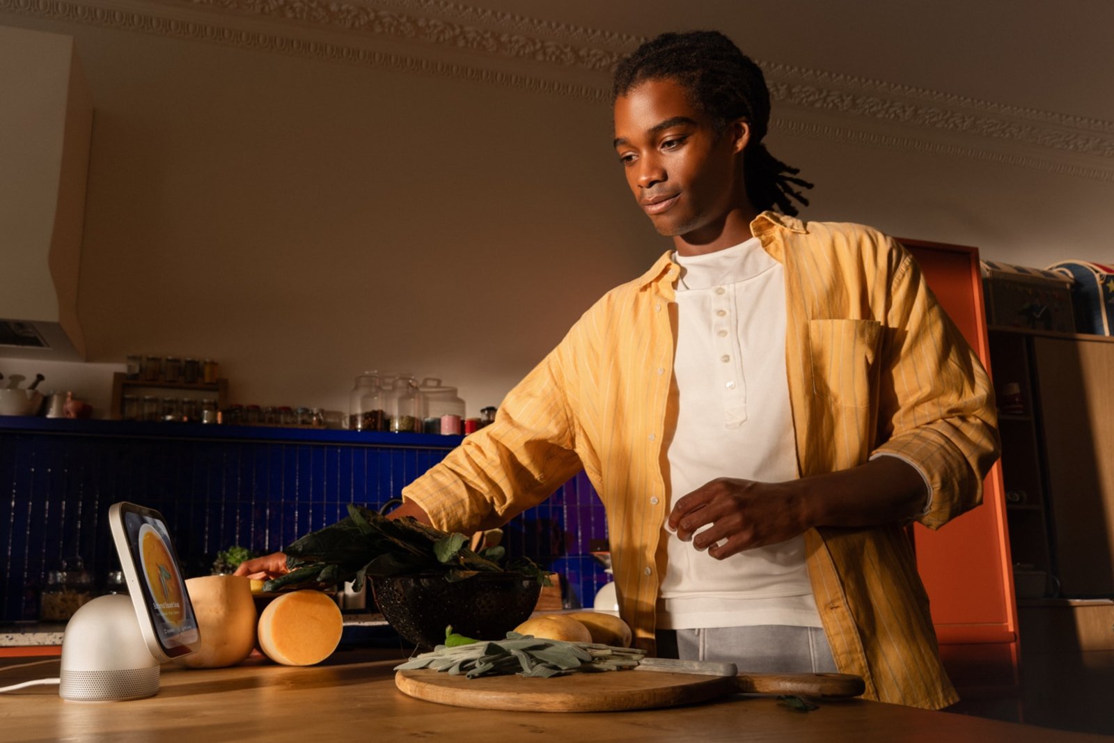 Apple HomeView posé sur un plan de travail de cuisine, affichant une recette pendant qu'une personne cuisine